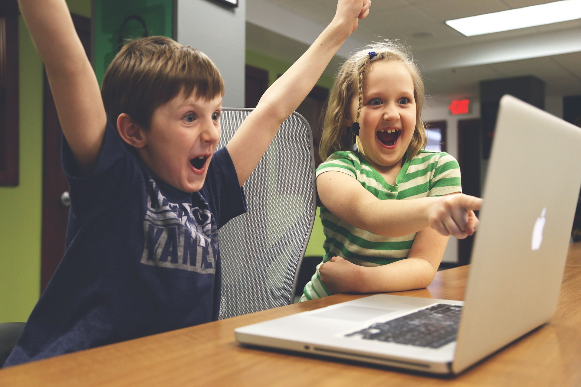 Szczęśliwe dzieci przed komputerem