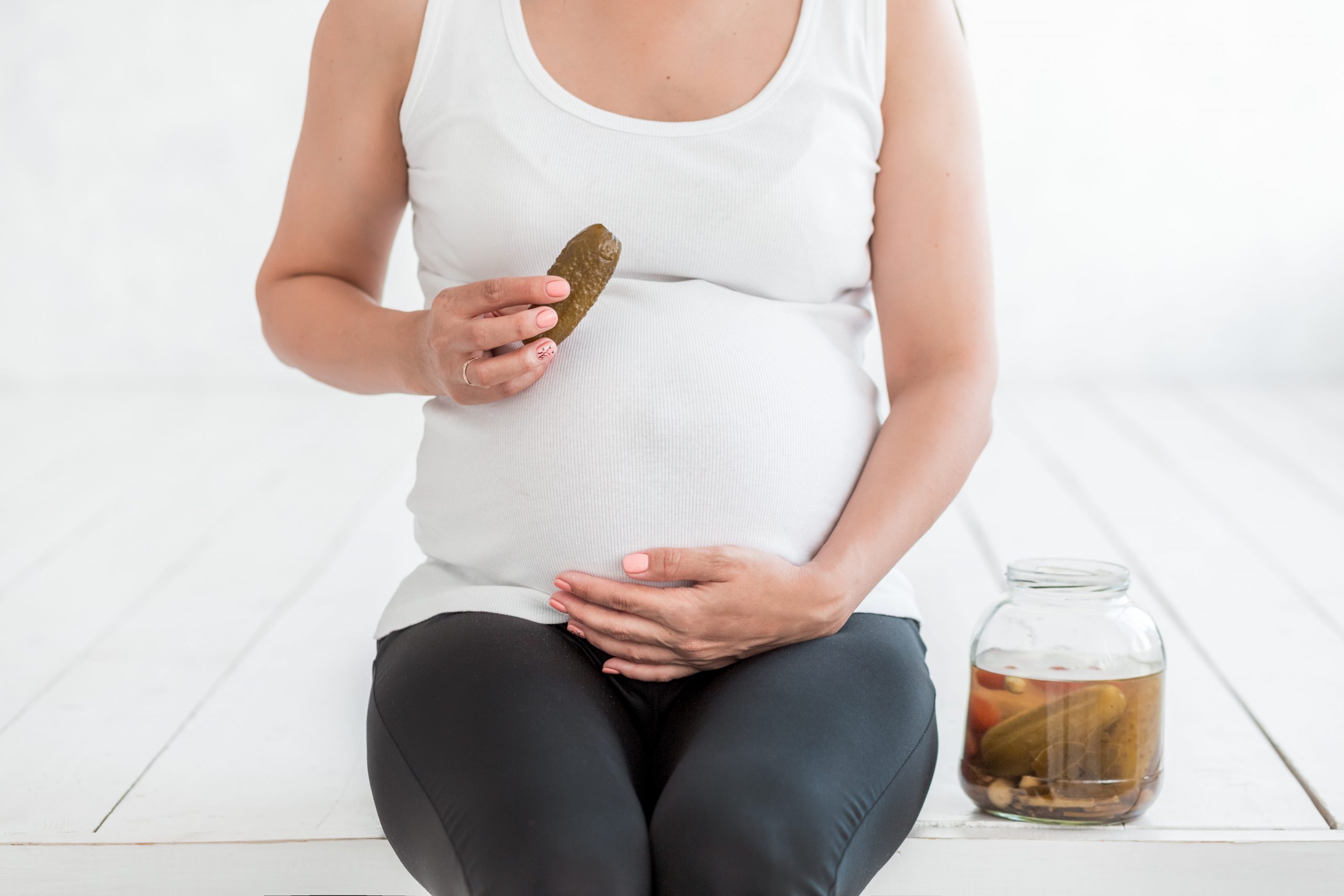 kobieta w ciąży je ogórki kiszone