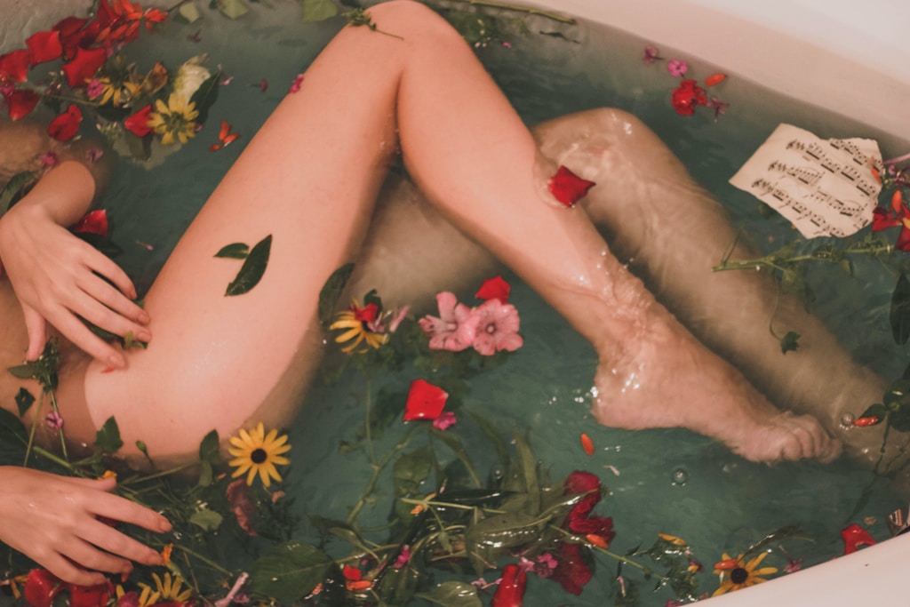 Kobieta lezy w wannie w relaksacyjnej kąpieli po depilacji laserowej