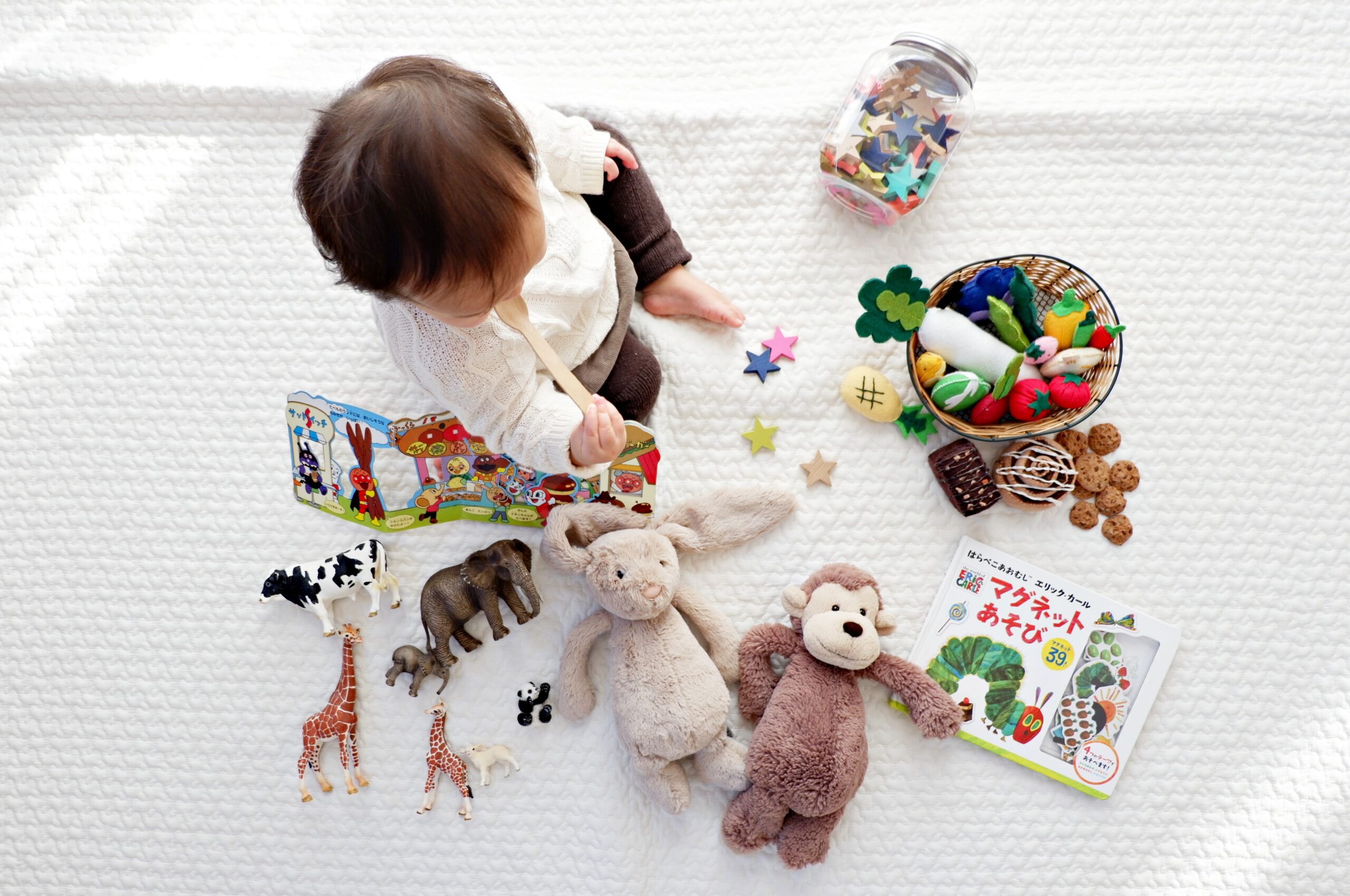 Dziecko bawi się zdalnie sterowanymi zabawkami