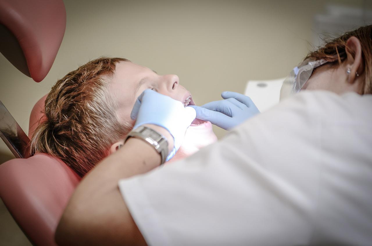 Mały chłopiec na pierwszej wizycie u dentysty